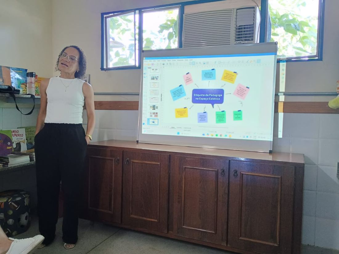 Carla, aluna, conduzindo formação sobre Espaços Estéticos
