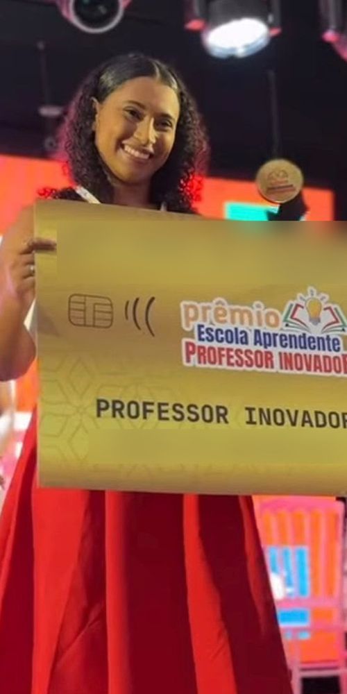 Thauany recebendo o Prêmio Professor Inovador no palco