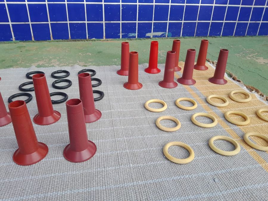 Espaço com cones e argolas de madeira sobre tapete