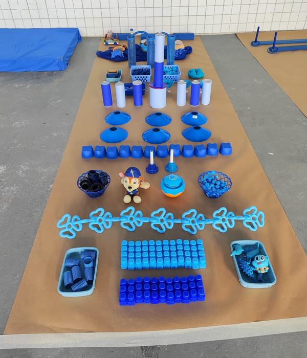 Espaço monocromático em tons de azul sobre papel kraft